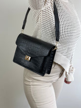 Afbeelding in Gallery-weergave laden, De Maya Bag is gemaakt van echt leer. De perfecte zwarte handtas of schoudertas voor dagelijks gebruik.