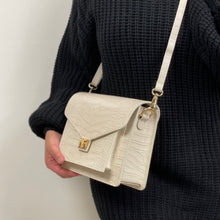 Afbeelding in Gallery-weergave laden, De Maya Bag is gemaakt van echt leer. De perfecte zwarte handtas of schoudertas voor dagelijks gebruik.