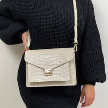 Afbeelding in Gallery-weergave laden, De Maya Bag is gemaakt van echt leer. De perfecte zwarte handtas of schoudertas voor dagelijks gebruik.