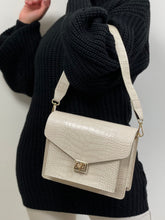 Afbeelding in Gallery-weergave laden, De Maya Bag is gemaakt van echt leer. De perfecte zwarte handtas of schoudertas voor dagelijks gebruik.