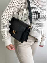 Afbeelding in Gallery-weergave laden, De Maya Bag is gemaakt van echt leer. De perfecte zwarte handtas of schoudertas voor dagelijks gebruik.