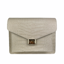 Afbeelding in Gallery-weergave laden, De Maya Bag is gemaakt van echt leer. De perfecte zwarte handtas of schoudertas voor dagelijks gebruik.